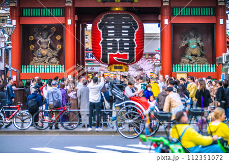 日本の東京都市景観 大混雑…外国人観光客で賑わう浅草寺。人力車や通過するゴーカート…＝18日 112351072