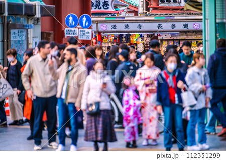 日本の東京都市景観 大混雑…コロナ禍前をこえる外国人観光客で賑わう浅草寺…希望の時代へ＝2月18日 112351299