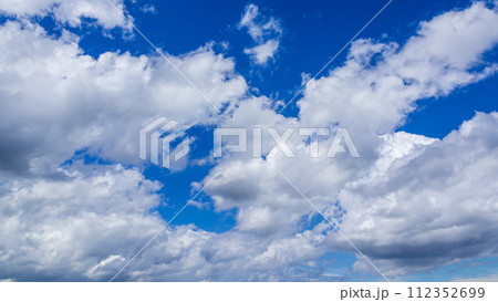 夏の青空に流れるたくさんの雲 夏の青空に流れるたくさんの雲 112352699