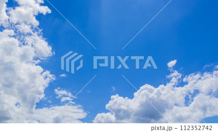 夏の青空に流れるたくさんの雲 夏の青空に流れるたくさんの雲 112352742