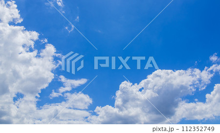 夏の青空に流れるたくさんの雲 112352749