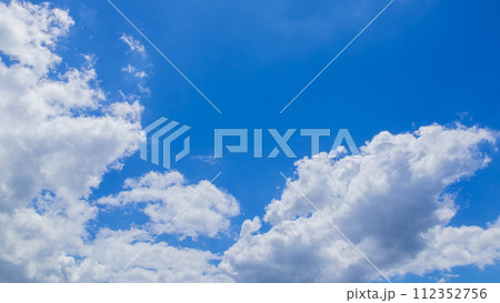 夏の青空に流れるたくさんの雲 112352756