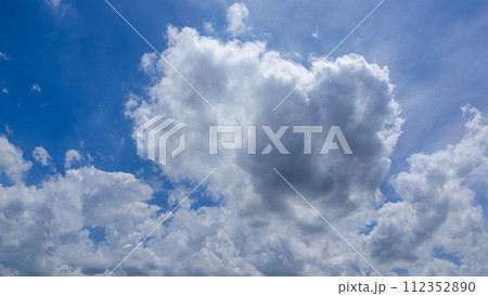 夏の青空に流れるたくさんの雲 112352890