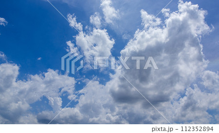 夏の青空に流れるたくさんの雲 112352894