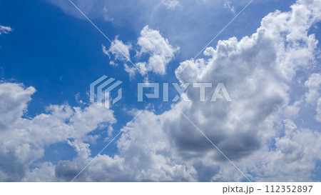 夏の青空に流れるたくさんの雲 夏の青空に流れるたくさんの雲 112352897