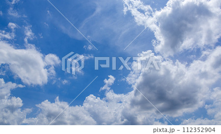 夏の青空に流れるたくさんの雲 112352904