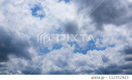 夏の青空に流れるたくさんの雲 夏の青空に流れるたくさんの雲 112352923