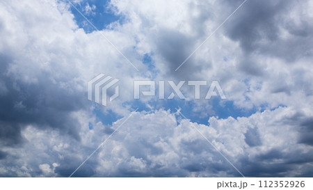 夏の青空に流れるたくさんの雲 夏の青空に流れるたくさんの雲 112352926
