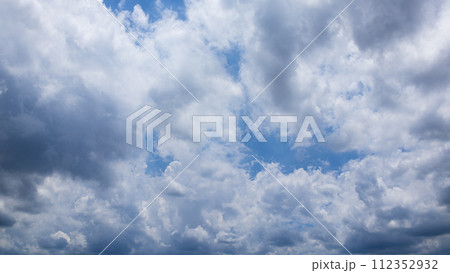 夏の青空に流れるたくさんの雲 112352932