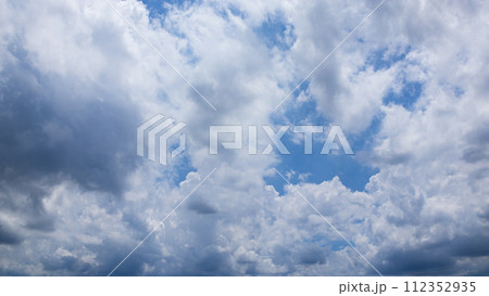 夏の青空に流れるたくさんの雲 112352935