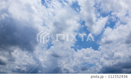 夏の青空に流れるたくさんの雲 夏の青空に流れるたくさんの雲 112352936