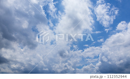 夏の青空に流れるたくさんの雲 夏の青空に流れるたくさんの雲 112352944