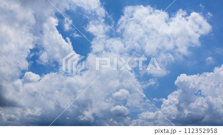 夏の青空に流れるたくさんの雲 112352958