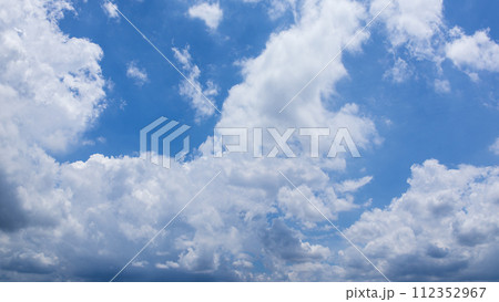夏の青空に流れるたくさんの雲 夏の青空に流れるたくさんの雲 112352967