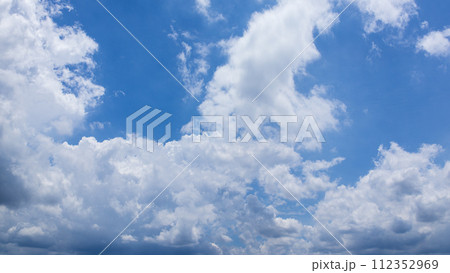 夏の青空に流れるたくさんの雲 夏の青空に流れるたくさんの雲 112352969