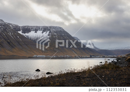 Atlantic ocean coast and mountains, Westfjords, Iceland 112353031