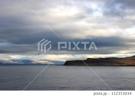 Atlantic ocean coast and mountains, Westfjords, Iceland 112353034