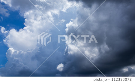 真夏の青空にあらわれた積乱雲 真夏の青空にあらわれた積乱雲 112353078