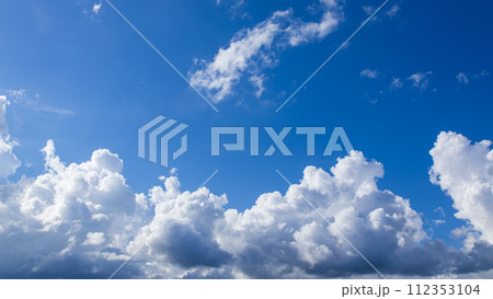 真夏の青空にあらわれた積乱雲 真夏の青空にあらわれた積乱雲 112353104
