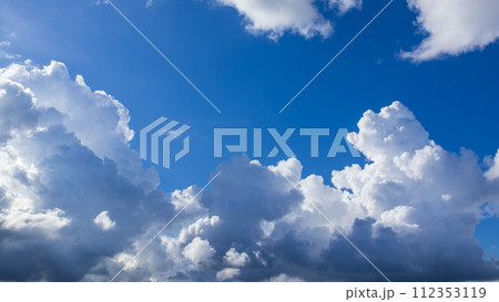 真夏の青空にあらわれた積乱雲 112353119