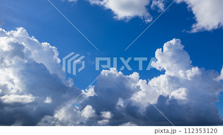 真夏の青空にあらわれた積乱雲 112353120