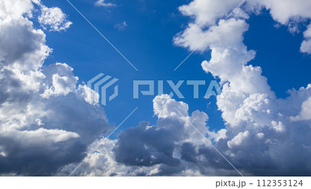 真夏の青空にあらわれた積乱雲 真夏の青空にあらわれた積乱雲 112353124