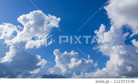 真夏の青空にあらわれた積乱雲 112353136