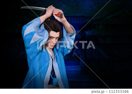 日本刀を構える幕末の羽織袴姿の武士 112353166