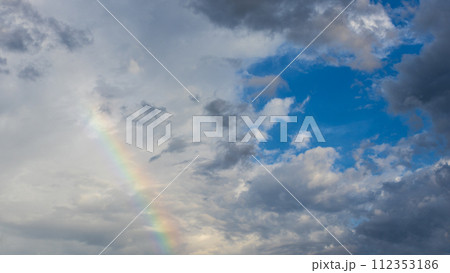 夕方の青空にあらわれた虹とたくさんの雲 112353186