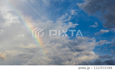 夕方の青空にあらわれた虹とたくさんの雲 112353198