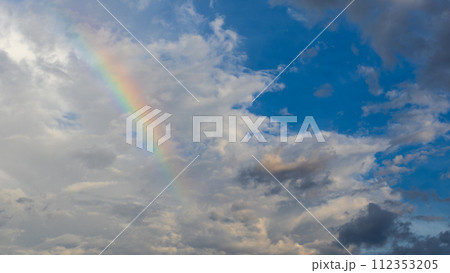 夕方の青空にあらわれた虹とたくさんの雲 夕方の青空にあらわれた虹とたくさんの雲 112353205