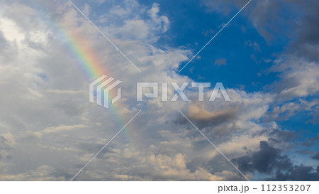 夕方の青空にあらわれた虹とたくさんの雲 夕方の青空にあらわれた虹とたくさんの雲 112353207
