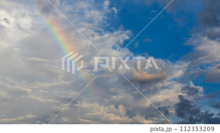夕方の青空にあらわれた虹とたくさんの雲 112353209