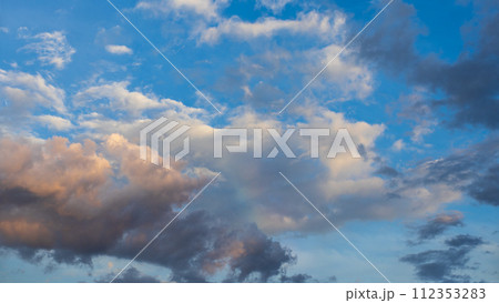 夕方の青空に流れるたくさんの雲 夕方の青空に流れるたくさんの雲 112353283