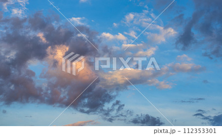 夕方の青空に流れるたくさんの雲 夕方の青空に流れるたくさんの雲 112353301