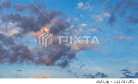 夕方の青空に流れるたくさんの雲 夕方の青空に流れるたくさんの雲 112353305