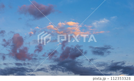 夕方の青空に流れるたくさんの雲 112353328