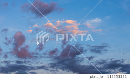 夕方の青空に流れるたくさんの雲 112353331