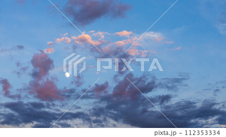 夕方の青空に流れるたくさんの雲 112353334