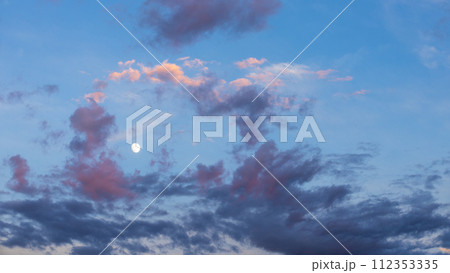 夕方の青空に流れるたくさんの雲 112353335