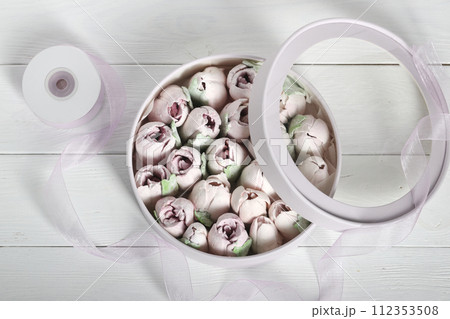 Marshmallows roses in the box. Marshmallow flowers. Homemade marshmallows. A box with transparent lid. Top view. Marshmallows roses in the box. Marshmallow flowers. Homemade marshmallows. A box with transparent lid. Top view. 112353508