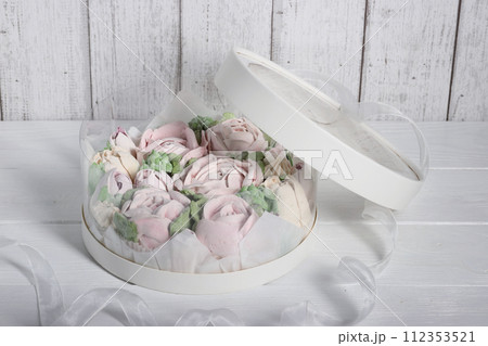 Marshmallows in hatboxes. Marshmallow flowers. Homemade marshmallows. A white hatbox. A box with transparent walls and a lid. Marshmallows in hatboxes. Marshmallow flowers. Homemade marshmallows. A white hatbox. A box with transparent walls and a lid. 112353521