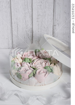 Marshmallow flowers. Marshmallows in the box. Homemade marshmallows. A white hatbox. Marshmallow flowers. Marshmallows in the box. Homemade marshmallows. A white hatbox. 112353522
