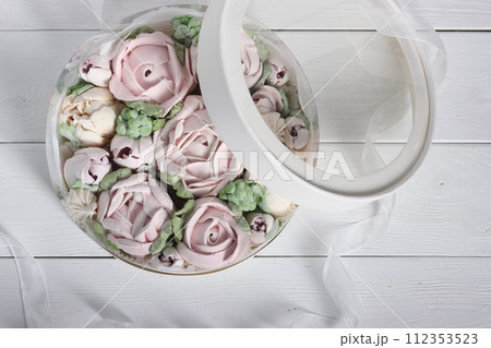 Marshmallows in hatboxes. Marshmallow flowers. Homemade marshmallows. A white hatbox. The box is open. Top view. Marshmallows in hatboxes. Marshmallow flowers. Homemade marshmallows. A white hatbox. The box is open. Top view. 112353523