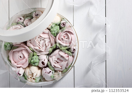 Marshmallow flowers in the box. Homemade marshmallows. A box with transparent walls and a lid. Marshmallow flowers in the box. Homemade marshmallows. A box with transparent walls and a lid. 112353524