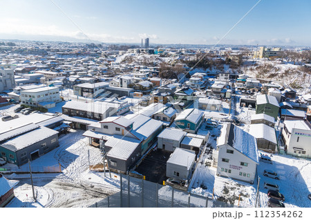 「青森県」雪景色の八戸市中心街の風景・中核都市　冬 112354262