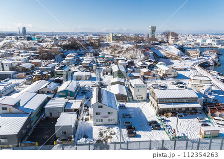 「青森県」雪景色の八戸市中心街の風景・中核都市　冬 112354263