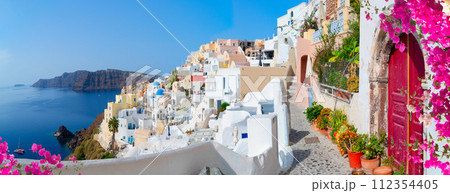 Oia, traditional greek village 112354405