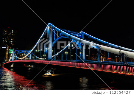 東京　江東区 清澄　隅田川に架かる清洲橋の夜景 112354427
