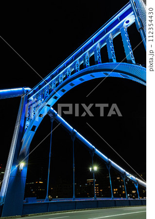 東京　江東区 清澄　隅田川に架かる清洲橋の夜景 112354430